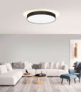 Moderne LED-Deckenleuchte im Wohnzimmer mit heller Couch, Couchtisch und stilvoller Einrichtung.