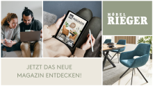 Werbegrafik von Möbel Rieger mit dem Aufruf „Jetzt das neue Magazin entdecken!“ – mit Bildern von einem Paar am Laptop, einer Person mit Tablet, dem Möbel Rieger Logo und modernen blauen Esszimmerstühlen.  