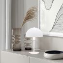 Moderne Kommode mit Tischlampe, Glasvase, Trockenblume und abstraktem Wandbild im skandinavischen Stil.