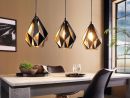 Moderne Esszimmer-Pendelleuchten aus schwarzem Metall über Holztisch, stilvolle Einrichtung, Tageslicht.