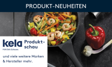 Bunte Gemüsepfanne mit Garnelen in schwarzer Pfanne, daneben frische Paprika und Zwiebel auf dunklem Untergrund.