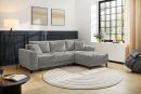 Modernes Wohnzimmer mit grauem Ecksofa, rundem Teppich, Stehlampe und grou00dfen Fenstern mit Tageslicht.