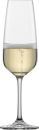 Glas mit prickelndem Champagner, Sekt oder Prosecco auf weißem Hintergrund, Nahaufnahme, Getränkebläschen sichtbar.