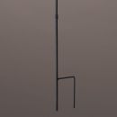 Solar-Kerze mit Gartenstecker Weiß Schwarze Metall-Garderobenstange mit modernem, minimalistischem Design vor braunem Hintergrund.