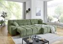 Grünes Ecksofa im modernen Wohnzimmer mit Parkett, großen Fenstern und stilvoller, heller Einrichtung.