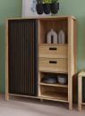 Moderne Holzkommode mit schwarzen Akzenten, offenen Fächern, Schubladen und dekorativen Vasen vor grüner Wand.