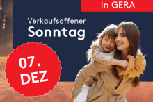 Mutter mit Kind und Herbstlaub, Ankündigung verkaufsoffener Sonntag am 7. Dezember in Gera.
