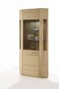 Eckvitrine aus hellem Holz mit Glastüren, Glasböden, Geschirr und Gläsern, modernes Design.