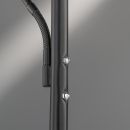 Schwarzes Metallrohr mit flexibler Kabelummantelung und zwei silbernen Schrauben vor grauem Hintergrund.