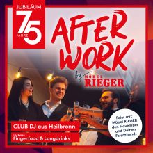 Vier junge Erwachsene feiern mit Drinks, DJ und Fingerfood bei der After Work-Party von Möbel Rieger in Heilbronn.