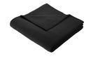 Gefaltete schwarze Fleecedecke aus weichem Stoff, ideal als Kuscheldecke für Sofa oder Bett.