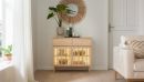 Helles Sideboard aus Holz mit zwei Schubladen und Lamellentüren im skandinavischen Design, freistehend.