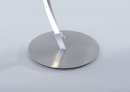 Runder, silberner Lampenfuß aus Metall auf hellem Hintergrund, modernes minimalistisches Design.