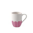 Weiu00dfe Kaffeetasse mit rosa Blumenmuster, modernes Design, Henkel rechts, auf weiu00dfem Hintergrund.