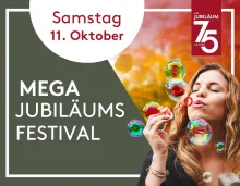 Frau pustet Seifenblasen beim Mega Jubiläumsfestival am Samstag, 11. Oktober, 75 Jahre Jubiläum.