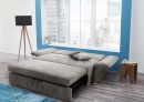 Graues Schlafsofa mit ausgezogenem Bettkasten, Kissen, modernem Wohnzimmer, großem Fenster und Stadtblick.