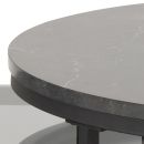 Runder Couchtisch mit grauer Marmorplatte und schwarzem Metallgestell, modernes Wohnzimmermöbel.