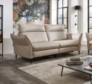 Beiges Ledersofa mit hoher Rückenlehne, modernen Armlehnen und schwarzen Metallfüßen, freigestellt.
