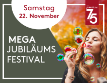 Frau pustet bunte Seifenblasen beim Mega Jubiläumsfestival am 22. November, 75 Jahre Jubiläum.