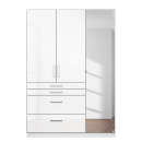 Weißer Kleiderschrank mit Spiegel, vier Schubladen und modernen Griffen in hellem, minimalistischem Raum.