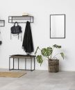 Moderner Flur mit Garderobe, Spiegel, Bank, schwarzer Tasche, Mantel und Monstera-Pflanze im Korb.