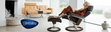 Werbebanner für Stressless-Möbel bei Möbel Rieger, zeigt einen modernen Sessel mit Hocker in einem hell eingerichteten Wohnzimmer.