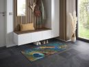 Moderner Flur mit Sitzbank, Spiegel, Garderobe, Dekoration und buntem Teppich mit Pfauenfeder-Motiv.