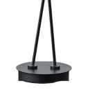 Schwarzer, runder Lampenfuß aus Metall mit zwei Stangen, modernes Design, Detailaufnahme der Stehlampe.