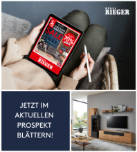 Frau liest digitalen Möbel Rieger Prospekt auf Tablet, modernes Wohnzimmer mit TV-Möbel im Hintergrund.