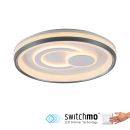 Moderne LED-Deckenleuchte mit Dimmer, rundes Design, warmweißes Licht, switchmo Technologie, Hand am Schalter.
