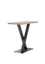 Moderner Esstisch mit Holzplatte und schwarzem Metallgestell im X-Design, minimalistischer Stil.