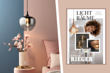 Moderne Pendelleuchte über Nachttisch mit Blumen, daneben Möbel Rieger Licht-Räume Katalog-Cover.