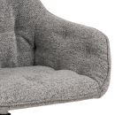 Grauer, moderner Polstersessel mit weicher Stoffoberfläche und ergonomischer Rückenlehne im Detail.