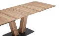 Ausziehbarer Esstisch aus Eiche-Holz mit modernem Design und schwarzem Standfuß, Detailansicht der Tischplatte.