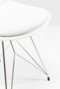 Moderner weißer Stuhl mit Metallbeinen, minimalistisches Design, geeignet für Büro oder Wohnzimmer, Nahaufnahme.