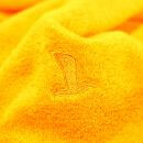 Gelbes Handtuch aus Frottee mit gesticktem Buchstaben „L“, weiche Textur, Nahaufnahme.