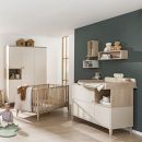 Modernes Babyzimmer mit Gitterbett, Wickelkommode, Kleiderschrank und Kuscheltieren auf Holzregalen.