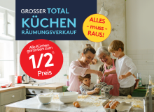 Familie backt gemeinsam in heller Küche, Küchenräumungsverkauf mit 50%-Rabatt, alles muss raus.