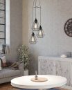 Moderne Wohnzimmer-Einrichtung mit Hängelampen, runder Tisch, Pflanze, Sofa und dekorativer Wanduhr.