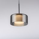Moderne Hängelampe mit rundem, rauchgrauem Glasschirm und warmem Licht vor hellem Hintergrund.