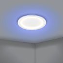 Moderne LED-Deckenleuchte mit weißem Licht und blauem Rand in einer hellen Zimmerecke an der Decke.