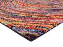 Bunter, moderner Teppich mit spiralförmigem Muster und flauschiger Oberfläche auf weißem Hintergrund.