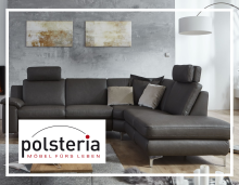 Modernes Ecksofa in Dunkelgrau mit Kissen in stilvollem Wohnzimmer, Polsteria Möbel fürs Leben.