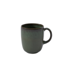 Grüne Keramiktasse mit Henkel, matt glasiert, auf weißem Hintergrund, modernes Geschirr, Kaffeetasse