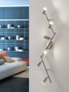 Moderne LED-Wandleuchte aus Metall im Wohnzimmer, Designerlampen, stilvolle Wohnraumbeleuchtung, zeitgemäßes Interieur.