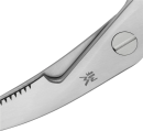 Detailaufnahme einer silbernen Klappmesser-Klinge aus Edelstahl mit Wellenschliff und WMF-Logo auf weißem Hintergrund.