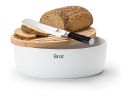 Brotkasten mit Holzdeckel, Brotmesser und geschnittenem Mehrkornbrot auf weißem Hintergrund.