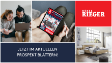 Paar betrachtet Möbel Rieger Prospekt online, modernes Schlafzimmer, Möbelangebote, Jubiläumsverkauf, Werbung