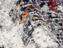 Moderner Teppich mit abstraktem Muster in Grau, Weiß, Rot, Gelb und Schwarz, weiche Textur, Nahaufnahme.
