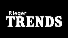 Weisses Logo mit dem Schriftzug „Rieger TRENDS“, wobei „Rieger“ klein und „TRENDS“ gross in einer markanten serifenbetonten Schrift auf schwarzem Hintergrund dargestellt ist.